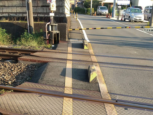 源道寺駅踏切に歩道の設置　当踏切には歩道がなく、危険な状態でした。市当局に交渉し、歩道設置に至りました
